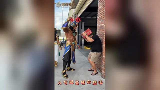 戰神賽特與埃及女神帶著紅色冠豪娛樂禮盒登門的 AI 短劇畫面